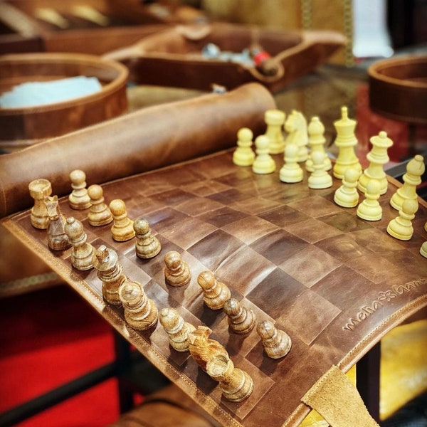 BEARED GOODS - Échecs en cuir roulant - Option aimant - Échecs de voyage en cuir véritable avec figurines en bois - DÉFAUTS OPTIQUES