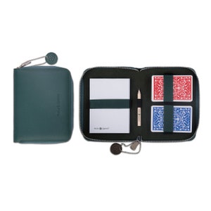 Melia Games Set di carte da gioco Deluxe - Porta carte di alta qualità realizzato con la migliore pelle - inclusi 2 mazzi di carte, blocco note e matita (Smeraldo)