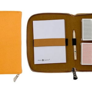 B WARE Leder Spielkarten Set Karten-Etui aus Leder inkl 2 Kartendecks, Notizblock und Bleistift OPTISCHE MÄNGEL Mustard