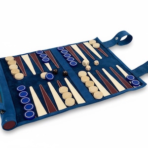 Luxus Backgammon aus Leder – Rollbares Reise-Backgammon von MELIA Games | Handgefertigtes Spiel mit Holzsteinen - Les Bleus