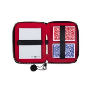 Melia Games Spielkarten Set Deluxe Hochwertiges Karten-Etui aus feinstem Leder inkl 2 Rommé-Decks, Notizblock und Bleistift Red/Black Bild 5