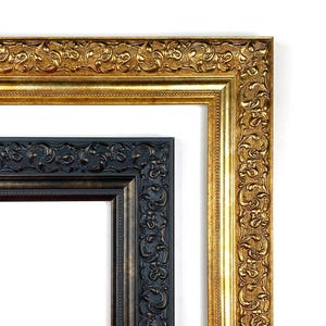 Pode incluir: São apresentadas duas molduras retangulares, uma posicionada atrás da outra. A moldura exterior tem um acabamento em ouro metálico com padrões de volutas em relevo. A moldura interior tem um acabamento em preto mate com volutas semelhantes.