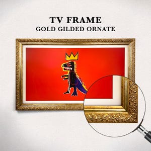 Puede incluir: Un marco de TV dorado y ornamentado. La obra de arte presenta una figura de dinosaurio con una corona sobre un fondo rojo. El marco tiene detalles intrincados.