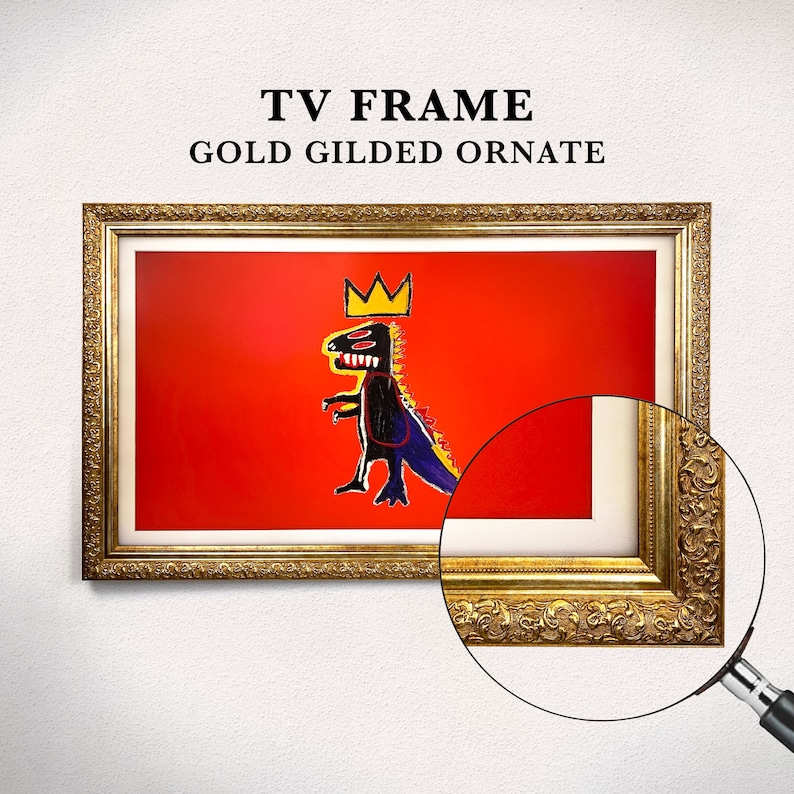 Puede incluir: Un marco de TV dorado y ornamentado. La obra de arte presenta una figura de dinosaurio con una corona sobre un fondo rojo. El marco tiene detalles intrincados.