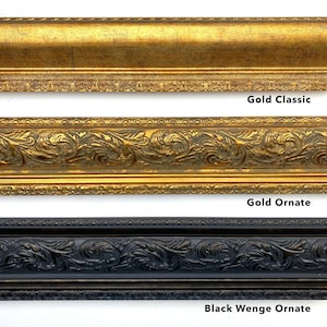 以下が含まれることがあります： 額縁用モールディングの3つの水平セグメント。上部は「Gold Classic」とラベル付けされた滑らかなゴールド仕上げ。中央は「Gold Ornate」とラベル付けされた複雑なスクロール模様のゴールド仕上げ。下部は「Black Wenge Ornate」とラベル付けされた、同じスクロール模様のダークブラック仕上げ。