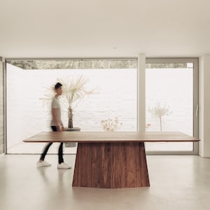 Mesa de comedor Kluskens 'ADAM' en nogal macizo