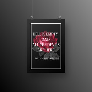 Puede incluir: Un póster en blanco y negro con una rosa roja y la cita "El infierno está vacío y todos los demonios están aquí" de William Shakespeare.