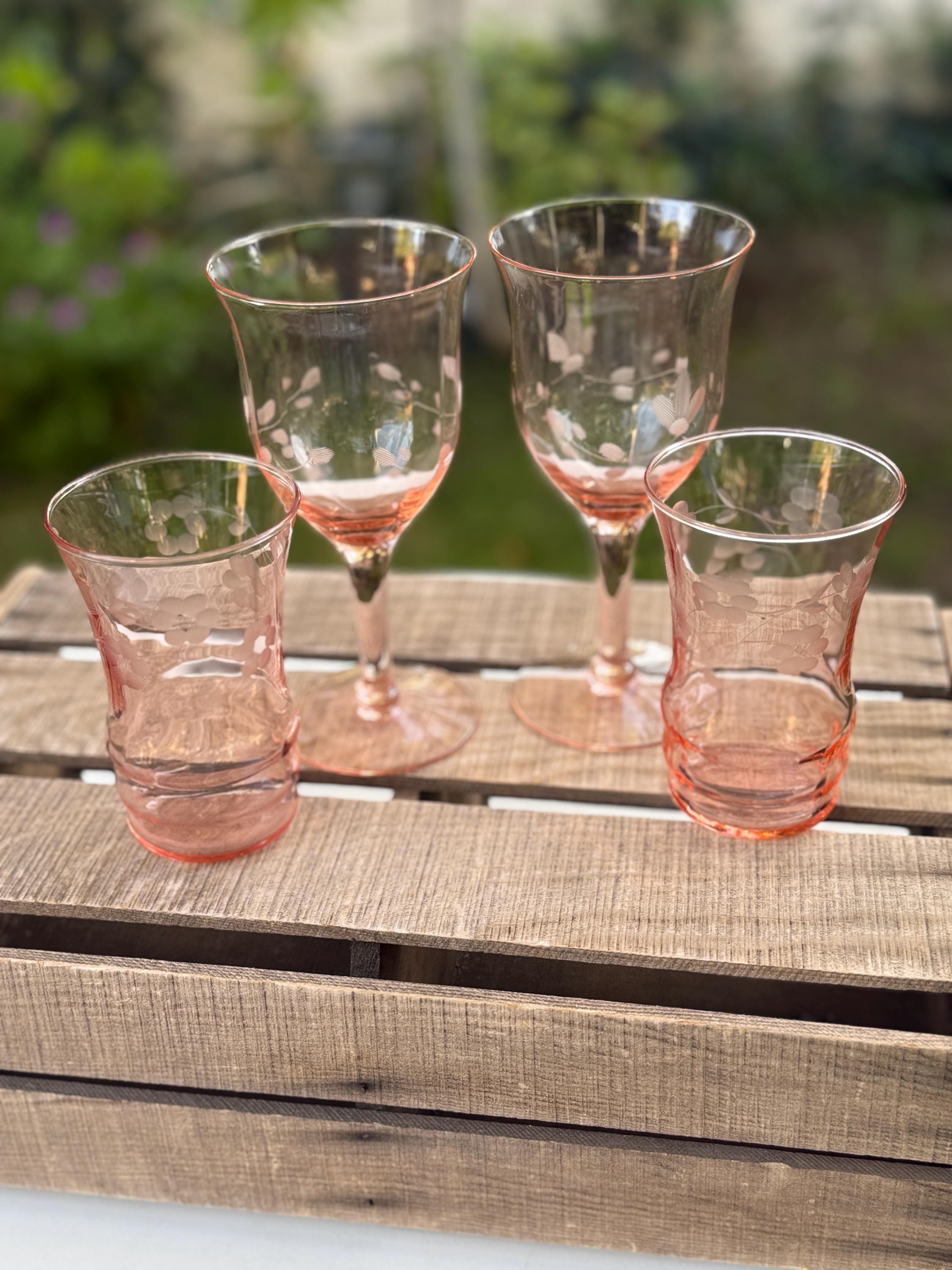 アメリカンヴィンテージ　ピンク彫り模様ワイングラス５つ　Footed Stemmed Tall Sherbert / Small Wine Pink Depression Clear Etched Leaves Pink Depression Glass SHERBERT Wine Cocktail Set of 5 Etched
