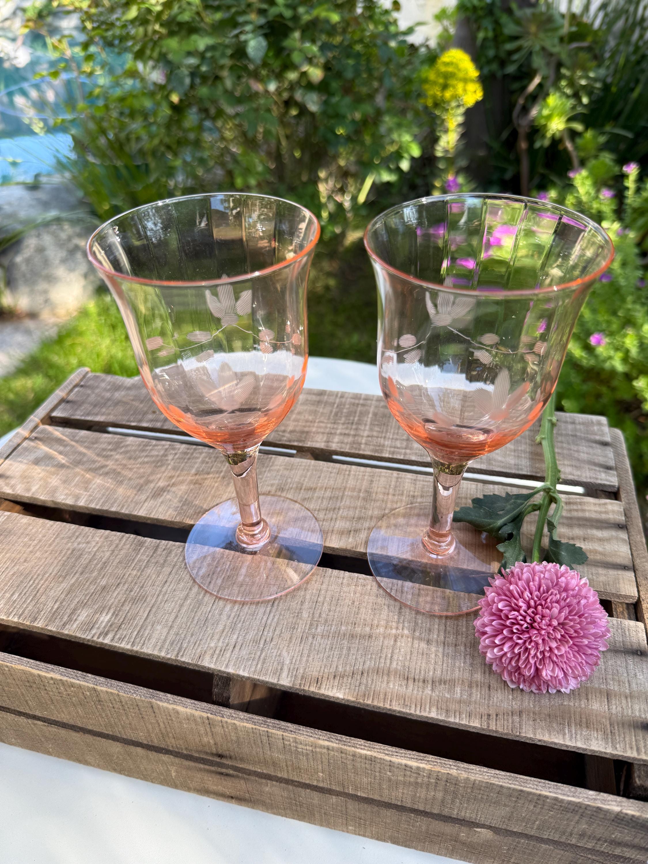 アメリカンヴィンテージ　ピンク彫り模様ワイングラス５つ　Footed Stemmed Tall Sherbert / Small Wine Pink Depression Clear Etched Leaves Pink Depression Glass SHERBERT Wine Cocktail Set of 5 Etched