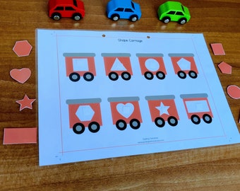 Könnte beinhalten: Ein druckbares Formen-Zuordnungs-Spiel für Kinder. Das Spiel zeigt einen roten Zug mit acht Waggons. Jeder Waggon hat eine andere Form ausgeschnitten. Es gibt acht verschiedene Formen, die den Waggons zugeordnet werden können: ein Quadrat, ein Dreieck, ein Kreis, ein Fünfeck, ein Herz, ein Stern, ein Sechseck und ein Rechteck. Die Formen sind auf separaten Blättern Papier gedruckt.