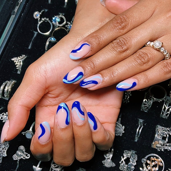 Wellenförmiges Design. Abstraktes Nageldesign. Nägel aufdrücken. Runde Nägel. Individuelle Designs. Handbemalte Pressons. Niedliche Nägel