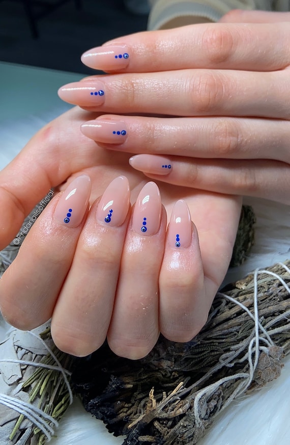 Móng giả Press on Nails hình hạt nhân ánh mắt. Móng ngón tay hình hạnh phúc do khách hàng tùy chỉnh - Bạn muốn tạo một phong cách riêng cho bản thân với đôi móng tay độc đáo? Paintbucket sẵn sàng thực hiện mong ước của bạn với dòng sản phẩm móng giả Press on Nails hình hạt nhân ánh mắt, được lấy cảm hứng từ mẫu Evil Eye, cùng những hình hạnh phúc cá tính theo yêu cầu khách hàng tùy chỉnh.