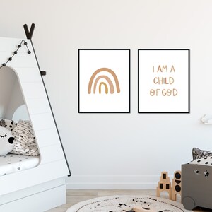 Puede incluir: Dos impresiones enmarcadas en una pared blanca. La impresi&oacute;n de la izquierda es un arco&iacute;ris marr&oacute;n y naranja. La impresi&oacute;n de la derecha tiene el texto "I AM A CHILD OF GOD" en texto marr&oacute;n.