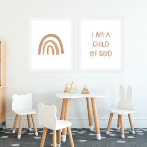 Puede incluir: Dos impresiones enmarcadas en una sala de juegos para ni&ntilde;os. La impresi&oacute;n de la izquierda presenta un arco&iacute;ris en tonos marrones y amarillos. La impresi&oacute;n de la derecha presenta el texto "I AM A CHILD OF GOD" en una fuente marr&oacute;n y amarilla.