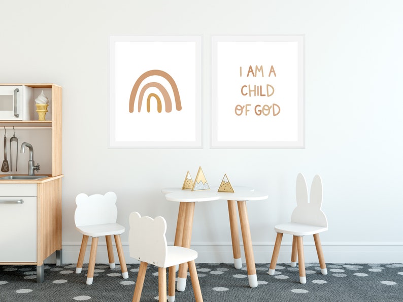 Puede incluir: Dos impresiones enmarcadas en una sala de juegos para ni&ntilde;os. La impresi&oacute;n de la izquierda presenta un arco&iacute;ris en tonos marrones y amarillos. La impresi&oacute;n de la derecha presenta el texto "I AM A CHILD OF GOD" en una fuente marr&oacute;n y amarilla.