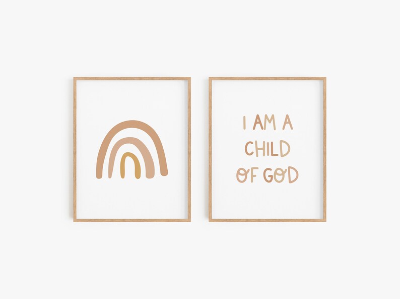 Puede incluir: Dos impresiones enmarcadas con un dise&ntilde;o minimalista. La impresi&oacute;n de la izquierda presenta un arco&iacute;ris en tonos marrones y amarillos. La impresi&oacute;n de la derecha presenta el texto "I AM A CHILD OF GOD" en una fuente manuscrita.