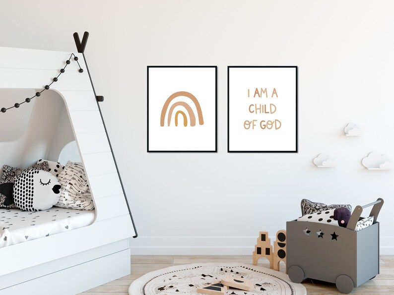 Puede incluir: Dos impresiones enmarcadas en una pared blanca. La impresi&oacute;n de la izquierda es un arco&iacute;ris marr&oacute;n y naranja. La impresi&oacute;n de la derecha tiene el texto "I AM A CHILD OF GOD" en texto marr&oacute;n.