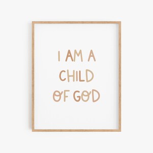Puede incluir: Una impresi&oacute;n enmarcada con el texto "I AM A CHILD OF GOD" en una fuente marr&oacute;n dibujada a mano.