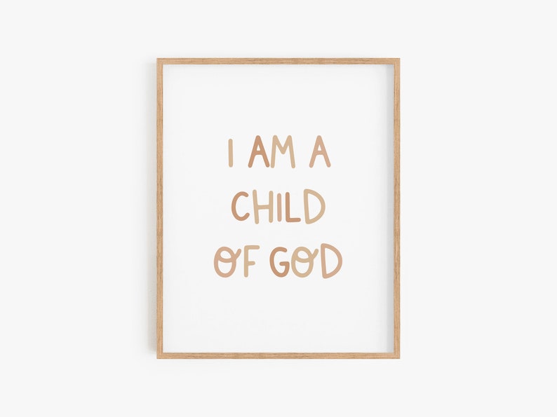 Puede incluir: Una impresi&oacute;n enmarcada con el texto "I AM A CHILD OF GOD" en una fuente marr&oacute;n dibujada a mano.