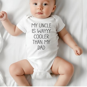 Mój wujek jest fajniejszy niż mój tata Zabawny dziecięcy body, zabawny prezent na baby shower, prezent dla nowego taty, słodki prezent od wujka dla nowych rodziców