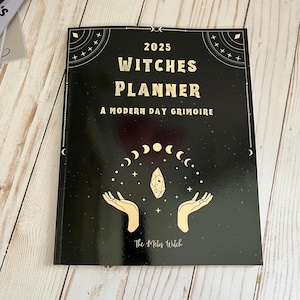 Planificador de Brujas 2025: Un Grimorio Moderno, 134 Páginas Completables para Hechizos, Rituales, Tarot, Cristales, Libro de Notas para Brujas