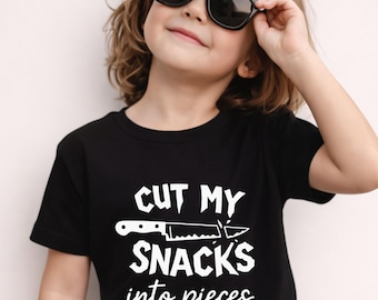 Camiseta para niños pequeños con la frase "Corta mis bocadillos en pedazos"