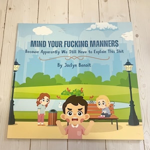 Könnte beinhalten: Ein Kinderbuch mit dem Titel "MIND YOUR FUCKING MANNERS" mit Illustrationen von Kindern in einer Parklandschaft. Das Cover zeigt den Text "Because Apparently We Still Have to Explain This Shit" und den Namen der Autorin, Jaclyn Benoit.