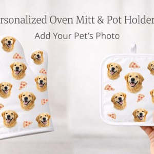 Op de afbeelding: Witte ovenwant en pannenlap set met een herhalend patroon van Golden Retriever gezichten en pizzapunten. De tekst "Personalized Oven Mitt & Pot Holder Set Add Your Pet's Photo" wordt hierboven weergegeven.