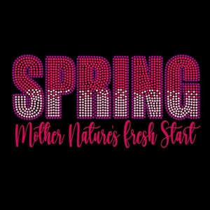 Könnte beinhalten: Ein pinkfarbenes und violettes Strass-Design, das "SPRING" buchstabiert, mit dem Text "Mother Nature's fresh start" darunter.
