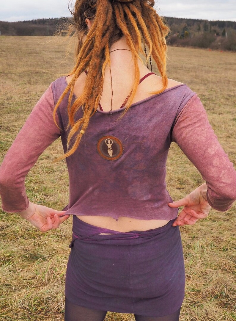 Hemp crop shirt with goddess patch