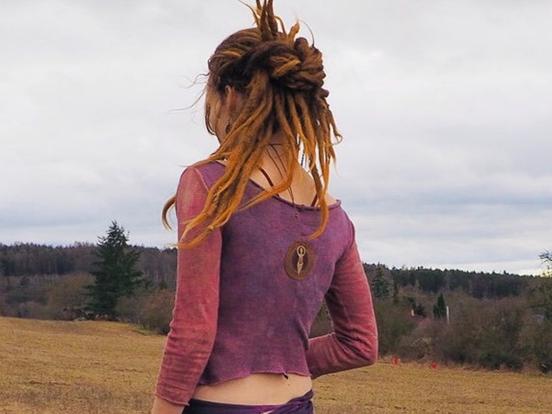 Hemp crop shirt with goddess patch