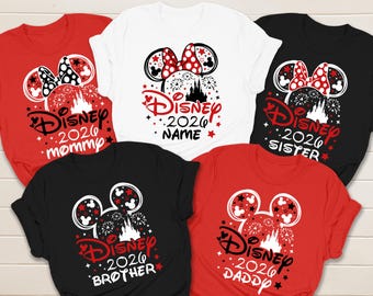 Koszulki rodzinne z wakacji w Disneylandzie 2026, Spersonalizowany strój na wycieczkę do Disneylandu, Spersonalizowana koszulka rodzinna z motywem parku rozrywki, Koszulka podróżna Magic Kingdom