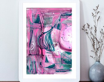 Op de afbeelding: Abstracte kunstafdruk in een witte lijst. Het kunstwerk toont een levendige mix van roze, teal en grijstinten. De compositie bevat geometrische vormen en organische vormen, waardoor een dynamische en kleurrijke visuele ervaring ontstaat. Een decoratieve vaas met gedroogde bloemen staat rechts.