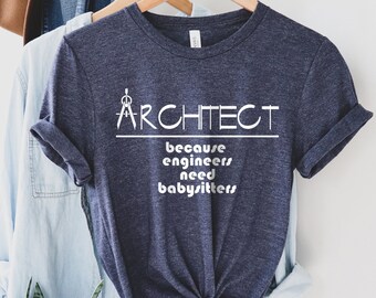 Può includere: Una maglietta blu scuro con testo bianco che recita "ARCHITECT because engineers need babysitters". Un grafico di compasso e righello è sopra il testo.