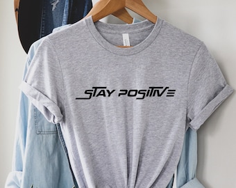 Camiseta Stay Positive, camiseta Stay Positive, camiseta Think Positive, camiseta inspiradora, camiseta positiva, camiseta motivacional, vibraciones positivas