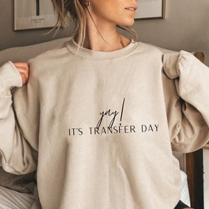 ¡Hurra! Es sudadera del día de la transferencia, sudadera de transferencia de buenas vibraciones, sudadera de embriólogo, regalo sustituto orgulloso