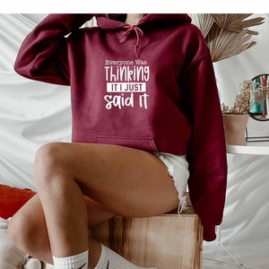 Todo mundo estava pensando que eu acabei de dizer isso com capuz, moletom com capuz sarcástico, moletom com capuz de sarcasmo, moletom com capuz com provérbios, moletom com capuz sabe tudo, moletom com capuz ofensivo