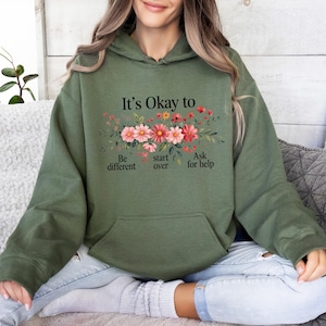 Moletom com capuz "It's Okay To Be Different", Moletom com capuz floral motivacional para saúde mental, Moletom com capuz retrô com citação de amor-próprio e gentileza