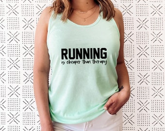 Può includere: Un top a spalline verde chiaro con la scritta "RUNNING is cheaper than therapy" stampata in nero.