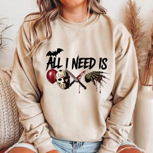 Alles, was ich brauche, ist Halloween-Sweatshirt mit Horrorfilm-Elementen wie Messer, Maske und Krallen, gruseliges Herbst-Outfit für Filmliebhaber
