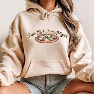 Sudadera con capucha &quot;A las chicas les encanta la pizza&quot;, suéter con queso, diseño divertido para amantes de las rebanadas, regalo gráfico italiano acogedor