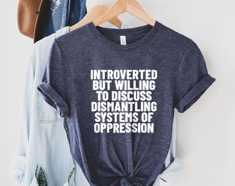 Introvert men villig att diskutera, aktivist-T-shirt, protest-T-shirt, feministisk-T-shirt, liberal-T-shirt, socialistisk-T-shirt, roe-T-shirt,