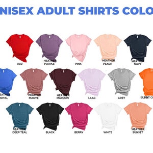 以下が含まれることがあります： 大人用ユニセックスTシャツの14色のカラーチャートです。色は、赤、ヘザーパープル、ピンク、ヘザーピーチ、ヘザーネイビー、ヘザーロイヤル、ヘザーモーブ、ヘザーマロン、ライラック、グレー、バーントオレンジ、ヘザーディープティール、ブラック、ベリー、ホワイト、ヘザースンセットです。