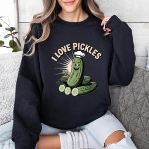 ピクルス大好きスウェットシャツ、ピクルス好きの面白いスウェット、かわいい野菜の漫画Tシャツ、ディルピクルスの食べ物のユーモアデザイン