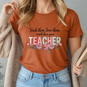 Teach Thems Love Thems Grow T-Shirt, Floral Lehrer Shirt mit inspirierendem Zitat, Klassenzimmer Geschenkidee