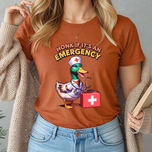 面白い緊急用アヒル看護師Tシャツ、医療キット付き漫画動物デザイン、看護師へのユーモラスなギフト