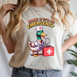 面白い緊急用アヒル看護師Tシャツ、医療キット付き漫画動物デザイン、看護師へのユーモラスなギフト