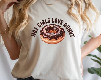 Camiseta Hot Girls Love Donut, camiseta com estampa de donut com granulado de chocolate, camiseta fofa com tema de guloso, ideia engraçada de presente para confeitaria