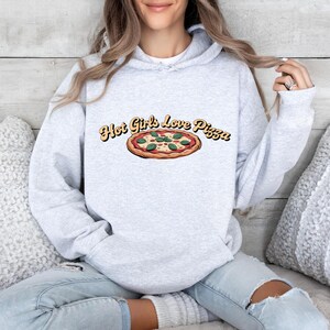 Sudadera con capucha &quot;A las chicas les encanta la pizza&quot;, suéter con queso, diseño divertido para amantes de las rebanadas, regalo gráfico italiano acogedor
