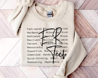 Sweater met technische beschrijving spoedafdeling, kenmerken spoedeisende hulp technicus met ronde hals, cadeau voor zorgverlener, minimalistische spoedtop